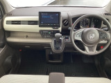 運転席周りです。カップホルダーや小物の収納などは必須ですよね!!使い勝手の良いつくりになっております!!