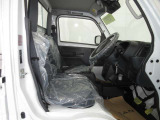 使いやすく安全な操作性と良好な視界を実現した運転席。
