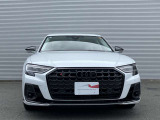 日本人デザイナーの発案によって2005年から採用されている、「シングルフレームグリル」。ひと目でAudiとわかる象徴的なデザインはAudiのブランドイメージを確立しています。