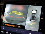 パノラミックビューモニター。車両を上から見たような映像を表示。運転席から目視しにくい車両周囲の状況をリアルタイムで確認できます。
