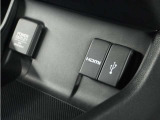 スマートフォンの充電等にも便利な電源ソケットも使いやすい場所に装備されています。