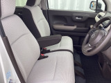 フロントシートです!!ベンチシートなので座席の移動もスムーズに出来ます!!足元も広く運転も楽ですよ!!