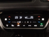 【左右独立オートエアコン】左右席で独立温度コントロールが可能です。運転席はキンキンに冷やして助手席はマイルドにと言った設定が可能です☆暑さ寒さでケンカすることもなくなりますね♪