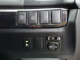 運転席から左右のドアミラーの開閉が可能です♪駐車場でのドアミラーの折り畳みが簡単です♪