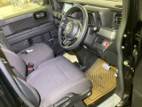 開放感のある運転席まわり! 運転席からの視界は良好です!!