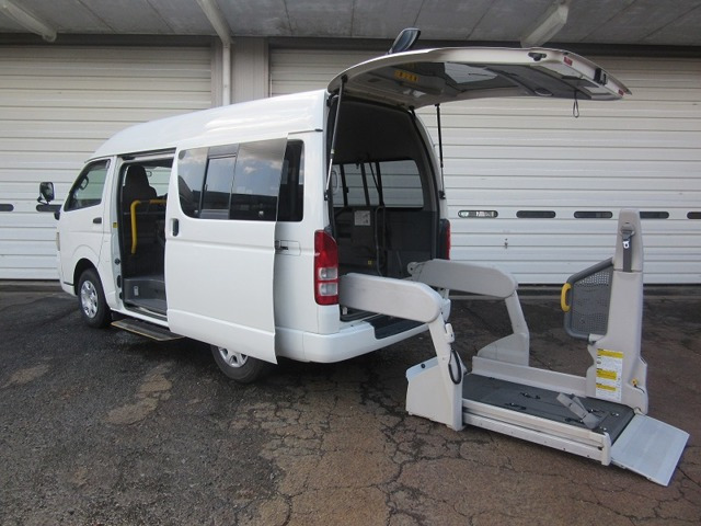 ハイエースバン  4WD 車いす2基10人乗り Bタイプ 福祉車