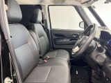ゆったりと座れる運転席シートですのでストレスなく運転が出来ますよ!