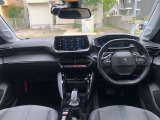 見やすく明るく清潔な運転席。プジョーらしくメーターパネルはステアリングの上方から視るようになります。まだ新車時の香りが残っているようなきれいな車内は、禁煙車なので嫌な臭いもございません。