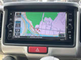 日産純正7インチメモリーナビ(MJ323D-w)装備.音声対話検索やスマホアプリと連動などに対応した高機能ナビ。高精細液晶による高画質、多彩なメディア再生です。