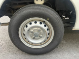 リアタイヤの写真です。スチールホイール仕様になっています。