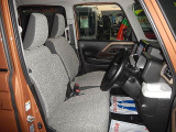 フロントシートは広々ベンチシートです!