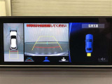 【パノラミックビューモニター】クルマの前後左右に搭載したカメラから取り込んだ画像を合成し、車両を上から見たような画像をディスプレイに表示します。