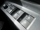 パワーウィンドウは運転席のスイッチのみオート機能も装備されております。ウィンドウロックも装備されているので、お子様と一緒の時も安心ですね。