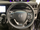 ハンドルにHondaセンシング系のクルーズコントロールやレーンキープアシストなどのスイッチと、オーディオの操作スイッチが装備されています。ハンドルから手を離さず安全に操作できます。