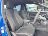 運転席まわりには十分なスペースがあり、大柄な方でもゆったり運転していただける環境です。