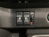 リアドアは乗り降りに便利な両側電動スライドドアです。また運転席に座っていながらスイッチ操作で自在にスライドドアを開け閉めできます。