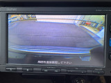 車庫入れ時に安心のバックカメラがついています。