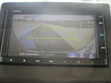 リアカメラを装備していますのでバック駐車も安心です。リバースギア連動で自動に切り替わり、車後方を表示します。