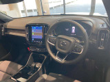 インストルメントパネルは僅かに運転席側へと傾けられているほか、余計なスイッチ類を可能な限り排し、運転に集中しやすい環境を造り出しています。