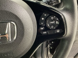 ハンドルにHondaセンシング系のクルーズコントロールやレーンキープアシストなどのスイッチが装備されています。ハンドルから手を離さず安全に操作できます。