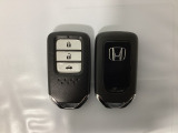 スマートキーを装備しています。鍵を差し込むことなくドアロックの開け閉めと、スタートボタン操作でのエンジンスタートができます。ボタン操作でトランクが開けられるトランクオープナーもついています。