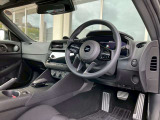 Zの運転席を是非座って体感してみて下さい。色々な装備がついているので、気になる装備を是非カーライフアドバイザーに聞いてみてください