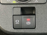 【電動パーキングブレーキ】ボタンを手前に引くだけでパーキングブレーキがロック!発進時にはボタンを押すとパーキングブレーキが簡単に解除される優れものです!