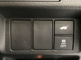 Hondaセンシング用の、VSA(ABS+TCS+横滑り抑制)解除のメインスイッチなどはハンドルの右側に装備しています。ボタン操作でトランクが開けられる電動テールゲートのボタンもついています。