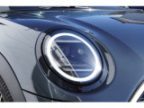 MINIのアイデンティティである丸型ライトを継承しつつ、最新のLEDテクノロジーを搭載。精緻な発光パターンは、3つのシグネチャーから好みのデザインを選択可能です。夜間の視認性と独創的な表情を両立します。