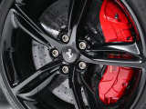 ブラックで統一されたエクステリアにレッドのブレーキキャリパーがお洒落な一台です。