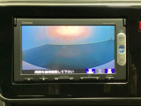 ギヤをR(バック)に入れるとナビの画面に後ろの映像が映るリアカメラ付です。後退時、コンディションが悪い視界でもカラーバックモニターがドライバーをサポートします。