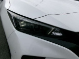 LEDヘッドランプ。夜間ドライブ安心。ハイビームアシスト。ヘッドランプのハイビームとロービームを自動切り替え。常に良好な前方視界の維持をサポート。
