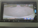 リアカメラを装備していますのでバック駐車も安心です。リバースギア連動で自動に切り替わり、車後方を表示します。
