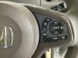 ハンドルにHondaセンシング系のクルーズコントロールやレーンキープアシストなどの操作スイッチが装備されています。ハンドルから手を離さず安全に操作できます。