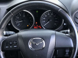 【ステアリングスイッチ】ステアリングスイッチは運転姿勢や視線を崩さずに操作が可能です。左側にはオーディオ類があります。