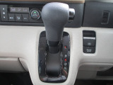 シンプルなデザインのシフトレバーなので簡単に操作することが出来ます!
