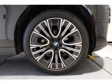 【BMWアロイホイール】軽量かつ強度に拘ったアロイホイール。走行性能ポテンシャルを引き出す設計。タイヤのサイドウォールが強化されたランフラットタイヤは、パンク時にタイヤがつぶれてもリムから外れません。