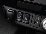 エアコンよりも素早く体を温めてくれるシートヒーターとUSBの電源ソケットも付いています。