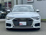 シングルフレームグリルはAudiの象徴的なデザイン要素であり、一目でAudiとわかるスタイル、大きくて迫力のある形状が車のスポーティな印象を強調しており、魅力的なデザインとなっています。