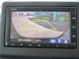 リアカメラを装備していますのでバック駐車も安心です。リバースギア連動で自動に切り替わり、車後方を表示します。