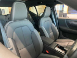 インストルメントパネルは僅かに運転席側へと傾けられているほか、余計なスイッチ類を可能な限り排し、運転に集中しやすい環境を造り出しています。
