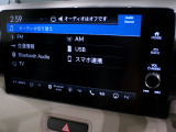 CD、DVD、Bluetooth、AM、FM、AUX、スマートフォン接続ができます。