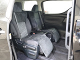 2列目シートも足元はゆったりしており快適にお座り頂けます!オットマンシート搭載で走行中も快適に過ごすことができます!