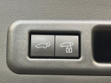【パワーバックドア】スマートキーや運転席のボタンを押すだけでリアゲートが自動で開閉します!荷物を持っている時や、高い位置にあるバックドアを閉める際に便利な機能です♪