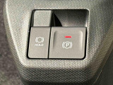 指先だけで簡単に操作が可能な電動パーキングブレーキを採用。「HOLD」スイッチを押すと、渋滞や信号待ちなどでブレーキペダルから足を離しても、ブレーキを保持するので安心です