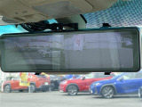 【デジタルインナーミラー】車両後方カメラの映像をルームミラーに映すことが出来ます。 そのため、後席に人や荷物があって後方が見えづらい場合でもしっかり視界を確保することが出来ます。