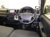 運転の際、常に目にする部分だけにシックで飽きのこないデザインが良いですね。