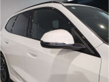 【BMWミラー】視認性の高いスタイリッシュなミラー。自動防眩機能も付いており夜間のドライビングをサポートします。