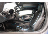Fully electric and heated seats with details in carbon fiber