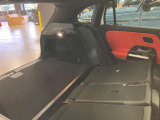 当店でお車をご購入のお客様はオーナー様専用保険「メルセデス・ベンツ保険」にご加入頂けます。飛来物によるフロントガラス破損やパンクによるタイヤ交換の際に、修理費用の一部をお支払いしております。